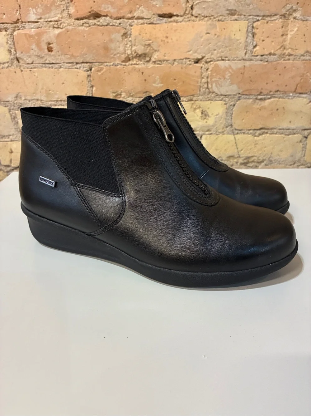 Aravon Flex-Laurel Waterproof Black Leather Front-Zip Ankle Bootie - Picture 2 of 9